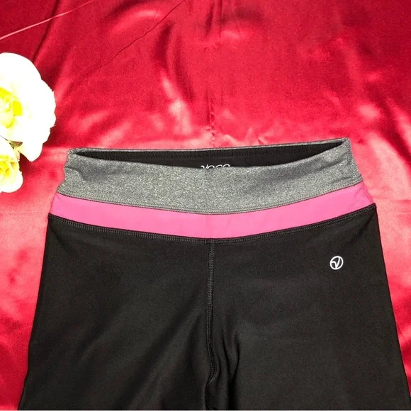 Vogo Athletica Women’s Capri Leggings - Picture 2 of 6